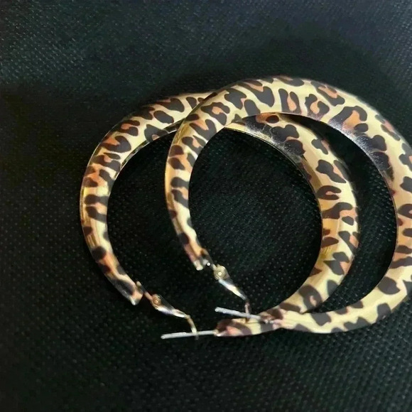 LEOPARD PRINT LARGE HOOP EARRINGS - Picture 4 of 6